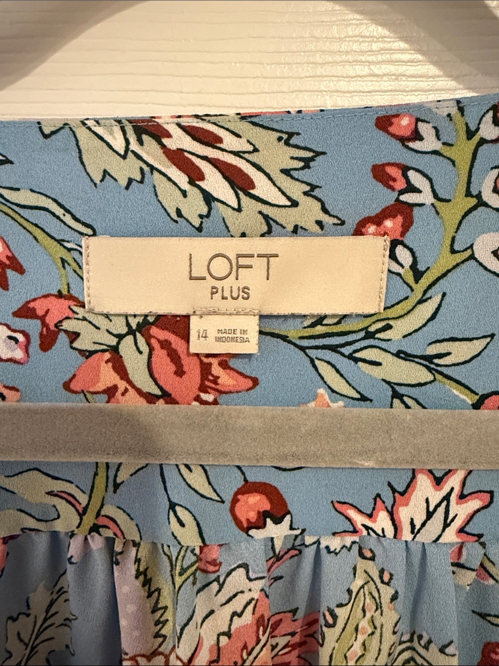642 LOFT Plus Floral Flutter Sleeve Blouse Size 14 Sky Blue Pink Boho Top - Picture 3 of 6